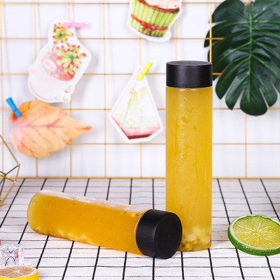 Des bouteilles de thé au lait de design moderne avec un matériau transparent et une vis sur le couvercle
