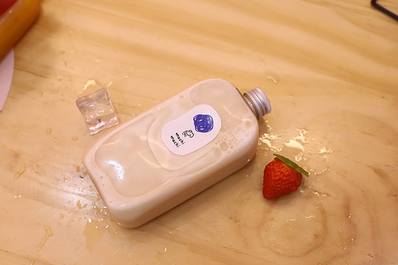 Les bouteilles de thé au lait sont parfaites pour les boissons de taille moyenne.