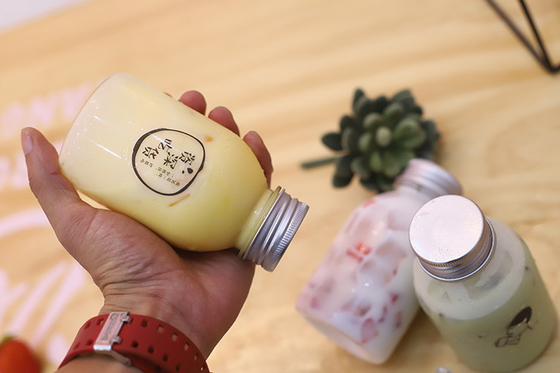 Une bouteille de thé à bulles avec vis sur le couvercle