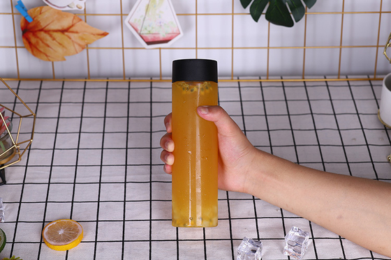 Servir efficacement le thé aux perles dans des carafes transparentes de taille moyenne pour entreprise, avec couvercle à vis