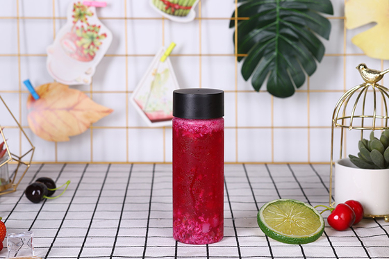 Servir efficacement le thé aux perles dans des carafes transparentes de taille moyenne pour entreprise, avec couvercle à vis