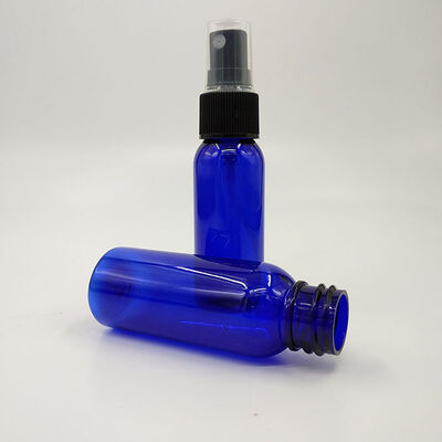 Flacon pulvérisateur classique en plastique PET noir, surface lisse, couleurs transparentes, ambre et vert, conçu pour les solutions de distribution de liquides