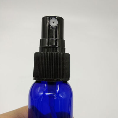 Flacon pulvérisateur classique en plastique PET noir, surface lisse, couleurs transparentes, ambre et vert, conçu pour les solutions de distribution de liquides