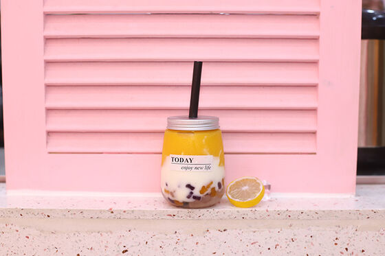 Bouteilles de thé au lait modernes avec couvercle transparent à visser, contenants en plastique durables et réutilisables, idéaux pour l'emballage et le stockage des boissons