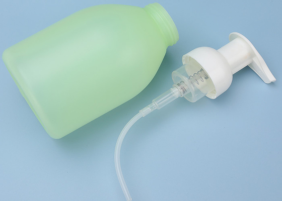 Facile de remplir une bouteille en mousse de collage en plastique à surface mate avec du matériel PET et PP