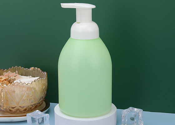 Facile de remplir une bouteille en mousse de collage en plastique à surface mate avec du matériel PET et PP