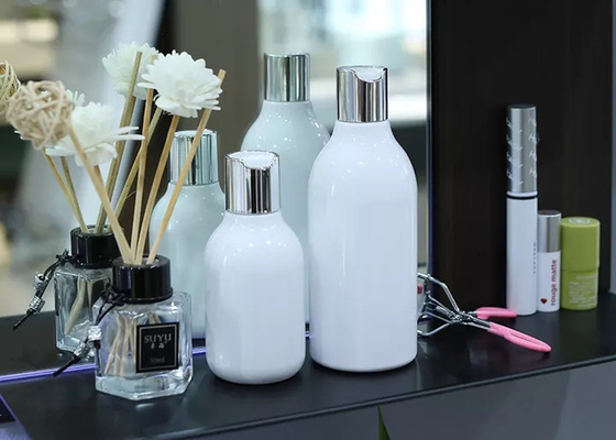 Bouteilles 22mm vides de lotion de plastique de maquillage d'OD 21mm avec des pompes de solides solubles