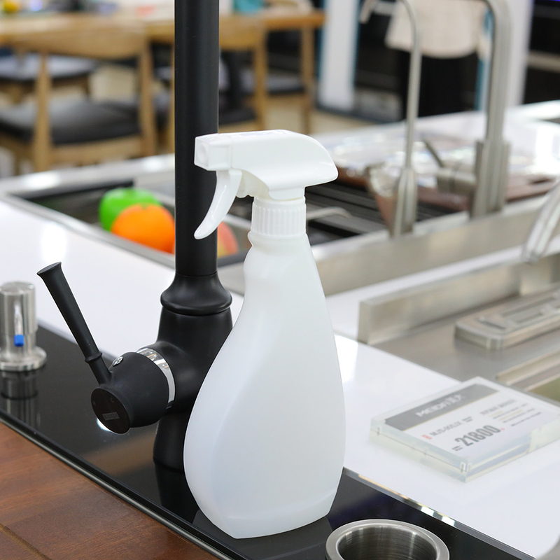 Bouteille de pulvérisateur à déclencheur de couleur claire conçue pour pulvériser des liquides à déclencheur
