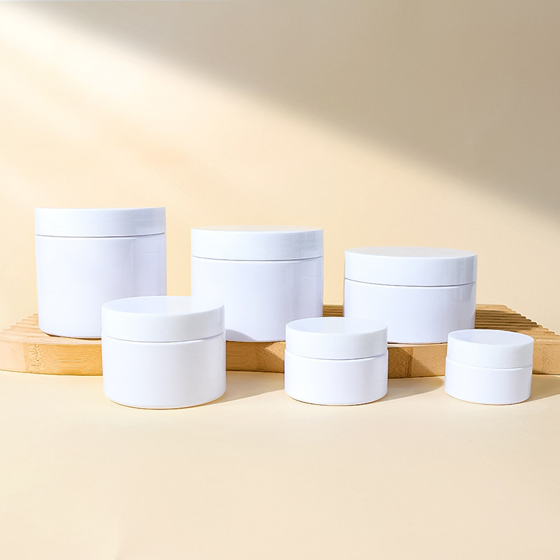 Un bocal cosmétique unique, conçu sur mesure avec un joint de scellement, de différentes tailles, surface lisse.