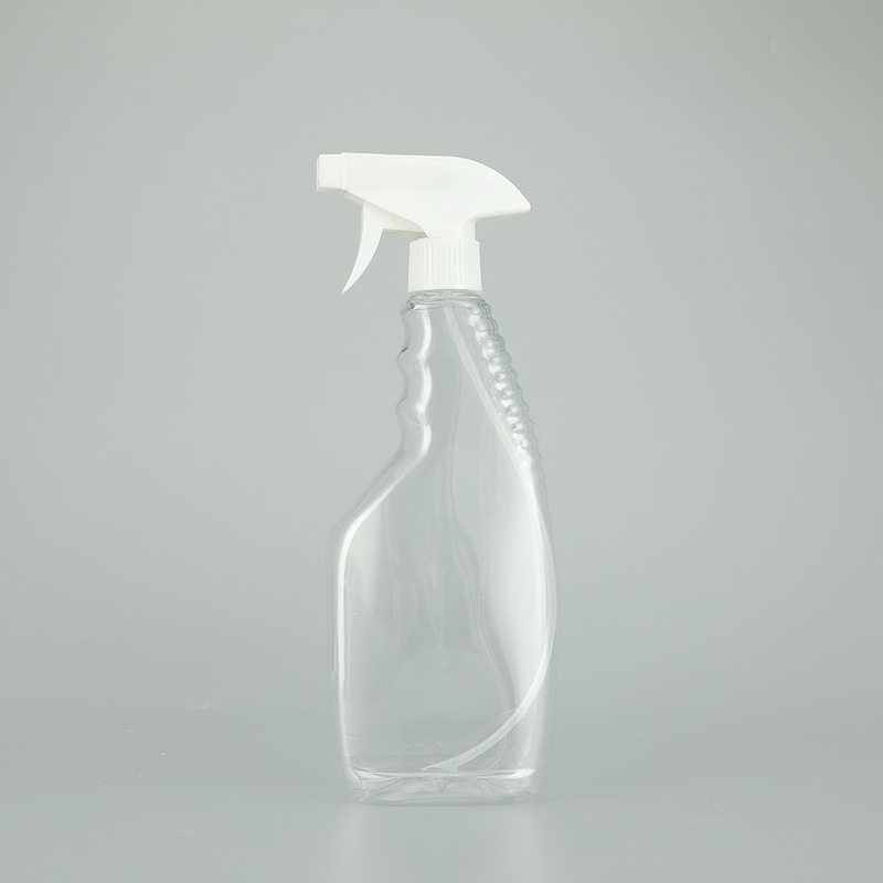 Une bouteille en plastique en PET avec une couleur transparente.