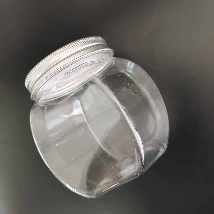 Des pots en plastique durable de 8 oz avec du papier d'aluminium et une étiquette personnalisée pour le stockage des aliments