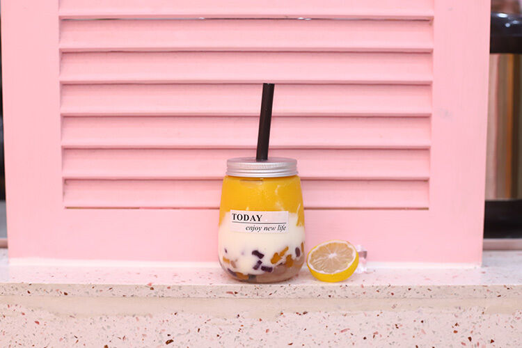 Bouteilles de thé au lait modernes avec couvercle transparent à visser, contenants en plastique durables et réutilisables, idéaux pour l'emballage et le stockage des boissons