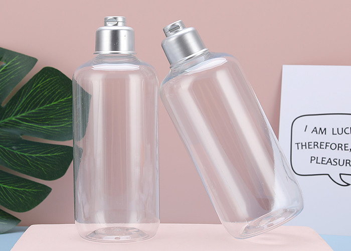 Des bouteilles d' hydratant artificiel transparentes avec fermeture à volet, le complément parfait à votre routine de beauté quotidienne.